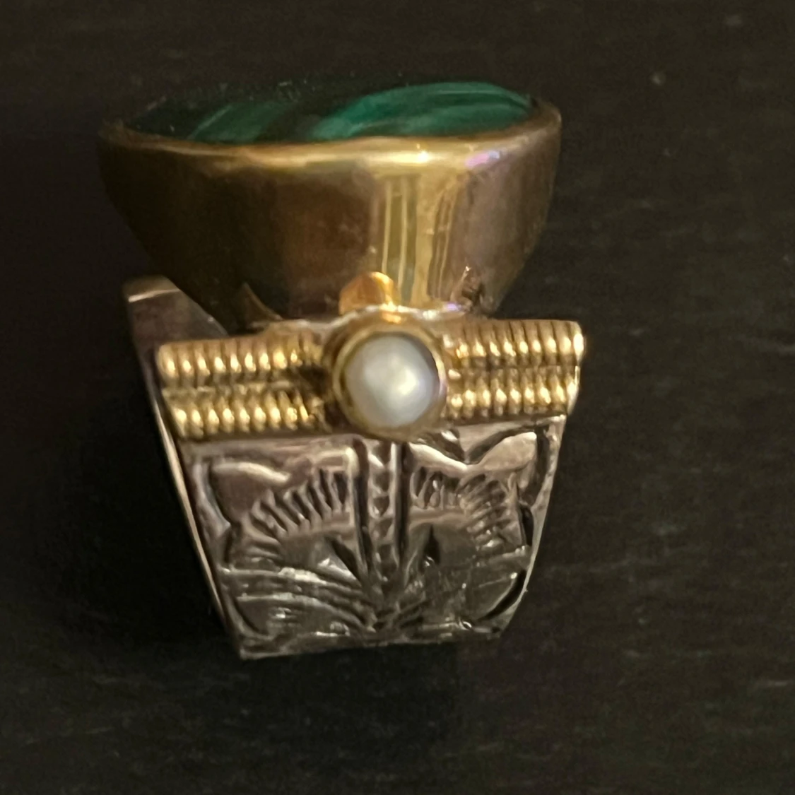 Ring med grön sten och pärldetaljer - 1