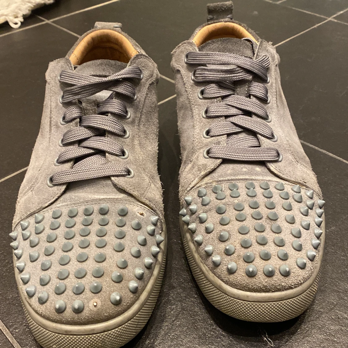 Grå sneakers med spikar från Christian Louboutin - 1
