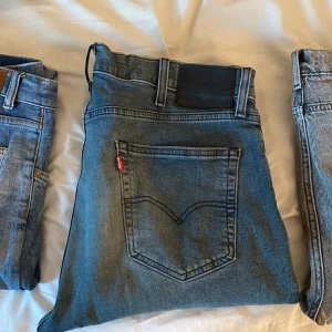 Levis 511 Taper - Fick dem av min bror men passar inte ord -:1349kr. storlek W38 L34. Håller på spara till studenresa så vill få bort dem så snabbt som möjligt pris kan diskuteras.