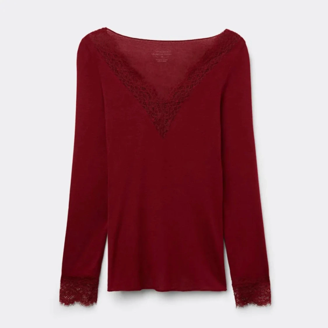 Vinröd långärmad topp med spetsdetaljer