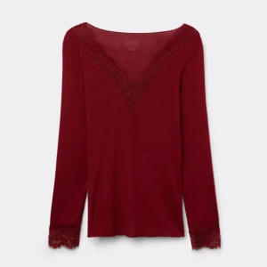 Vinröd långärmad topp med spetsdetaljer - Använd fåtal gånger 🫶ser sprillans ny ut inga defekter 