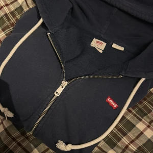 Mörkblå hoodie från Levi's - Mörkblå LEVIS tröja | storlek XS sitter som S | ny skick | fraktar inom 24h🔥