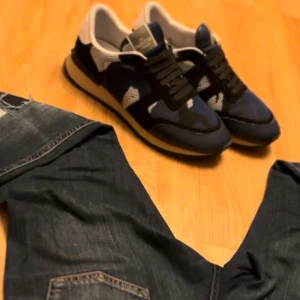 VALENTINO ROCKRUNNER - Tja! Säljer nu ett par valentino rockrunner i utmärkt skick! Utöver valentino märket på plösen har släppt lite, samt tån är lite sliten men de går att fixa hur lätt som helst  Box medkommer och dustbags och lite annat! Frågor och funderingar bara skriva!🙌