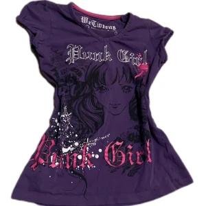 Baby tee Graphic y2k - Super snygg baby tee T-shirt i storlek Small. Super snygg med mycket detaljer! Y2k/Alt