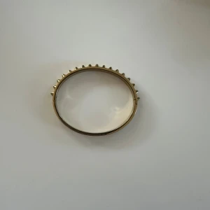 Edblad peak bangle guld - Edblad peak bangle guld. Fint skick men använt. Storlek large Nypris 600 kr