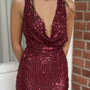 Balklänning  - Vacker balklänning/ festklänning i nyskick.💞                    Original pris: 1 500 (med frakt)