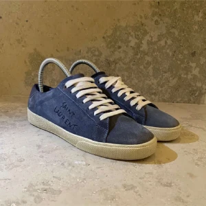 Yves Saint Laurent Skor - Säljer nu dessa fräscha skor från Yves Saint Laurent| Skorna är nästan i nytt skick det enda som märks är lite på sulan| Storlek 38,5 men passar mer som 39| Nypris cirka 7000 kr, vid frågor eller funderingar är det bara att höra av sig🙌