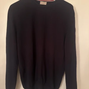 Moncler  - Moncler maglia crewneck. Storlek M/L. Skick 9/10. Pris 1890kr.