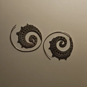 Spiralformade örhängen i antik stil - Superläckra örhängen