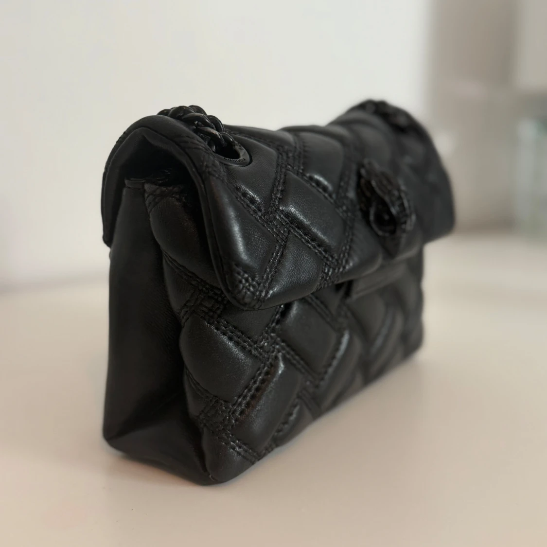 Svart quiltad axelväska från Kurt Geiger - 1
