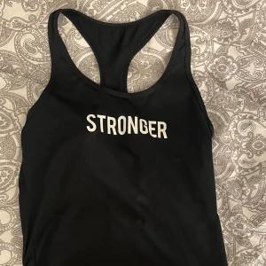 Svart träningslinne från Stronger - Träningstopp från Stronger 