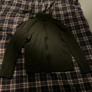 These Glory days  - Säljer denna mörkgröna These Glory days kofta. Storlek L men skulle säga att det är en S. Bra skick utan några defekter.