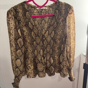 Söt blus från Zara - Djur mönstrad blus från Zara som passar perfekt till alla tillfällen! Använd max 2 gånger!