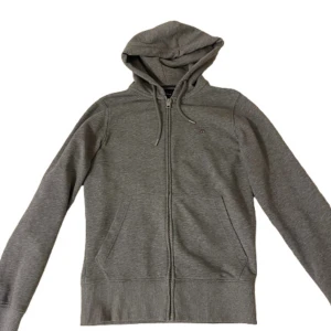 Gant Hoodie - Tja, säljer denna ganthoodien i storlek S i mycket fint skick. Är tyvärr för liten för mig men ett snyggt basplagg för alla. Pris kan diskuteras. Mvh