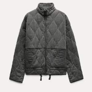 Grå quiltad jacka - Säljer en snygg grå quiltad jacka med dragkedja och hög krage. Pris kan diskuteras 💕