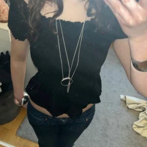 Svart tröja - En svart offshoulder topp som jag använt som T-shirt flera gånger som också ser snyggt ut. Har en tight passform med en volangkant längst ned. Köpt på Gina och är väldigt skön i materialet och supersöt! Skriv vid frågor 🤗💗