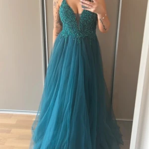 Christian Koehlert balklänning - Balklänning i jättefint skick från Christian Koehlert, använd en gång på balen och inköpt för 4699kr. Är förvarad i sitt fodral sen balkvällen 