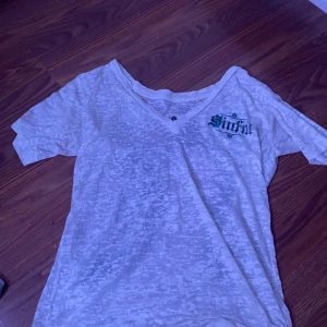 Sinful tröja - Säljer en vit t-shirt från Sinful då den var för stor för mig! Men går ju att sy in. Använt typ 3 gånger