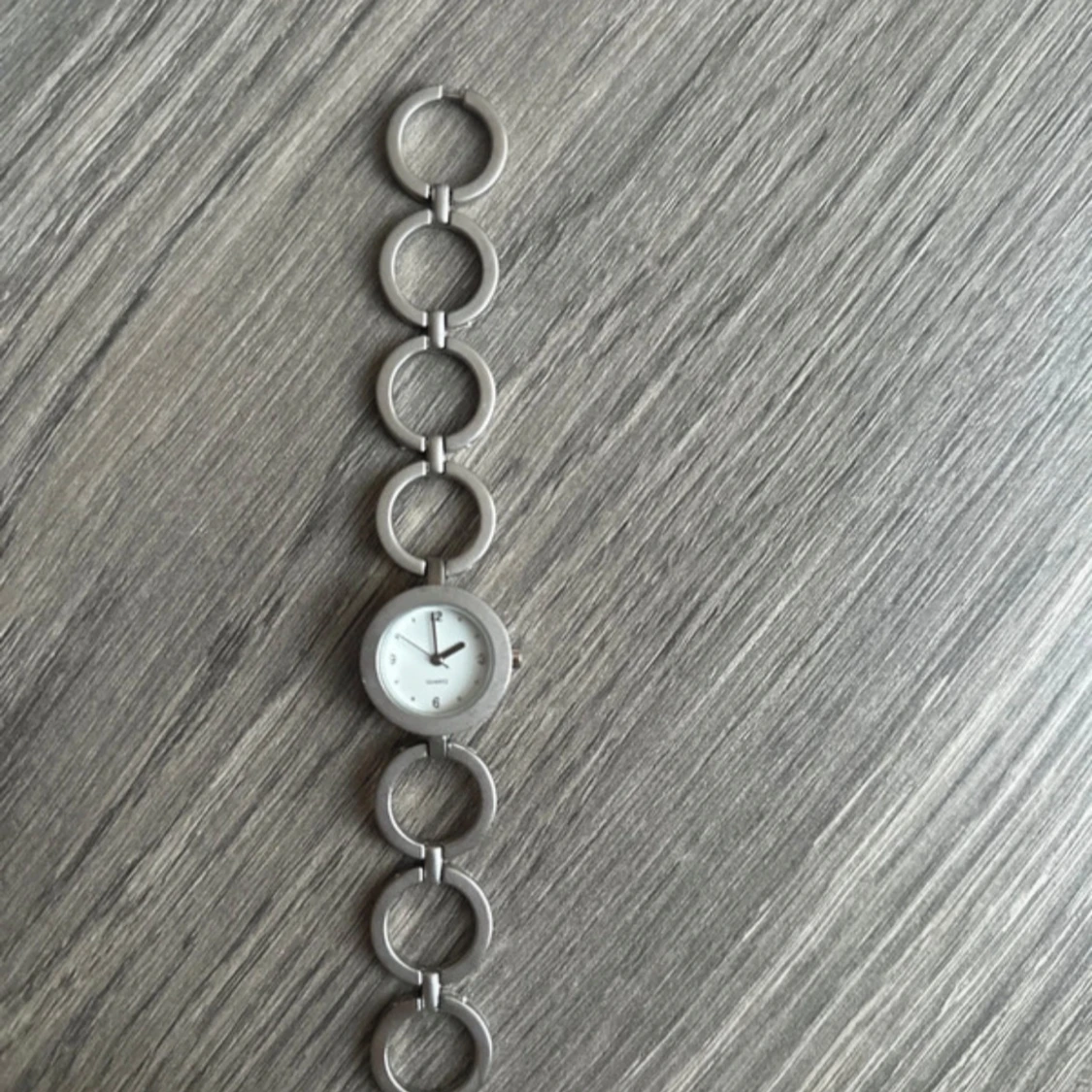 Silverfärgad armbandsklocka med cirkulär design - 2