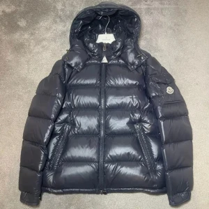 Moncler Maya (marinblå) - Tjena! Säljer nu min moncley maya i färgen marinblå. Jackan är storlek 3 men sitter som en S-M. Om du har frågor osv tveka inte på o höra av dig!