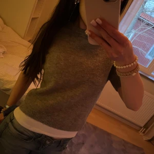 Grå stickad tröja - Säljer en stickad grå kortärmad tröja från Zara då den inte kommer till andvändning. srl S men passar XS. 