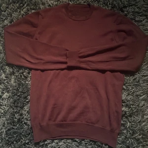 Oscar Jacobsson tröja - Vinröd Oscar Jakobsson tröja i väldigt bra skick. OBS lappen är avklippt❗️