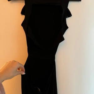 Svart långklänning med öppen rygg och en helt ny fin klänning - Bild kan skickas med den på vid begäran