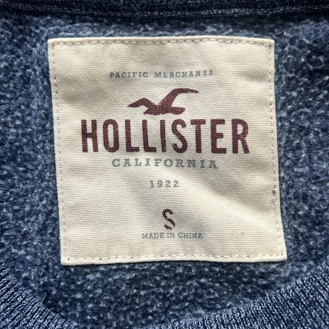 Mörkgrå tröja från Hollister - 2