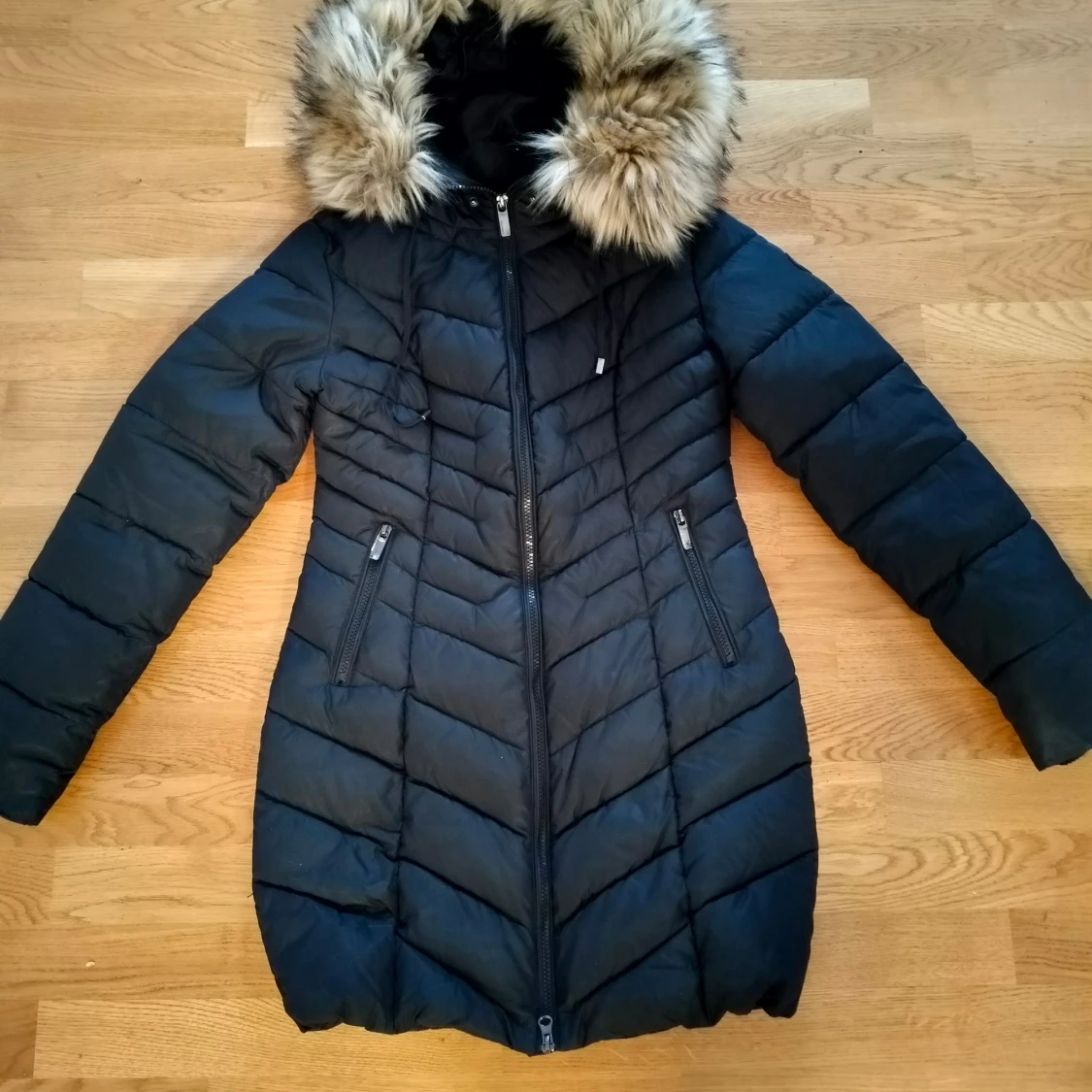 Svart dunjacka med pälsdetalj från Roco Baroco