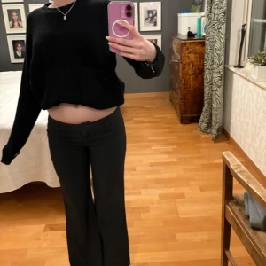 Lågmidjade kostymbyxor - Jag säljer dessa as snygga kostymbyxor som passar perfekt nu till våren! De kommer inte till användning längre eftersom de tyvärr är lite för korta på mig 🥲