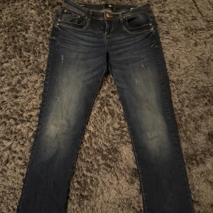 Ltb jeans med slitningar  - Säljer mina jättesnygga ltb jeans med slitningar då dom tyvärr är för stora för mig, har satt dit en extra knapp som man kan ta bort. Den vanliga knappen är brons färgad! Storlek w30 l36 jag är 171 som referens!😊(helt nya utan prislapp)