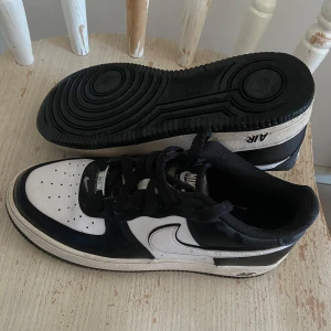 Nike Airforce - Svart vita Nike airforce, använda en sommar men finns inga skador. Går att rengöras mer bara att jag själv inte haft ork till de.  Storlek 38. Bara att skriva vid fler frågor🙌🙌pris går att diskutera.