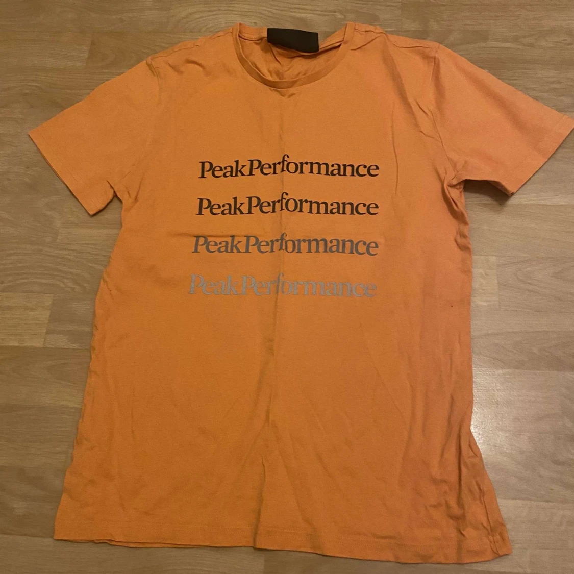 Orange t-shirt från Peak Performance