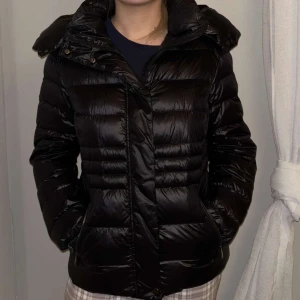 Massimo dutti jacka - Säljer en svart massimo dutti jacka i väldigt fint skick utan några defekter. 