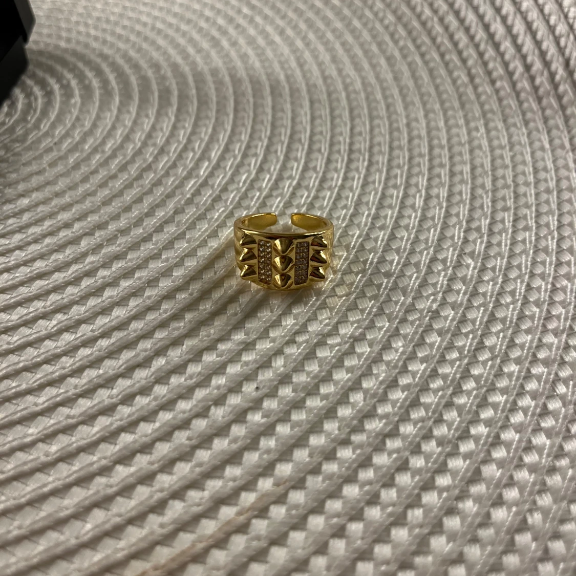 Guldfärgad ring med geometriskt mönster