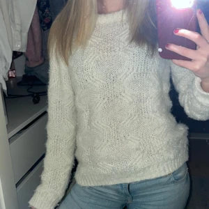 Vit stickad tröja - Mysig vit stickad tröja. Väldigt snygg och varm💕 Mycket bra skick, som ny. Skriv vid frågor!