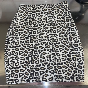 Leopardmönstrad kjol från Amisu - Snygg leopardmönstrad kjol från Amisu i en tight passform. Kjolen är perfekt för att ge en djärv touch till din outfit. Tillverkad i ett mjukt och stretchigt material för extra komfort. Obs är insydd till storlek XS