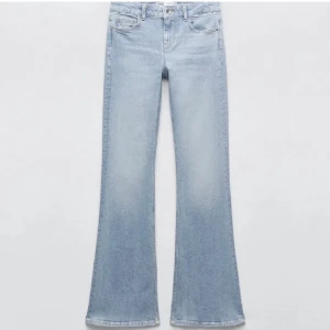 Lågmidjade jeans från Zara - Snygga ljusblå lågmidjade bootcut jeans från Zara i storlek 38, aldrig använda med lappar kvar💗köpte för 400kr säljer för 300kr🙌🏽💓använd gärna köp nu🫶🏼
