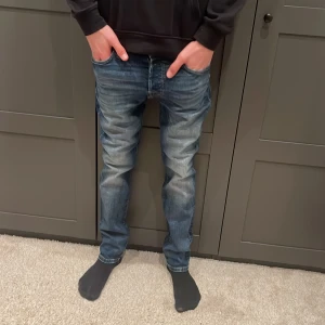 Jeans från jack and jones - Tjena, säljer nu mina jack and jones jeans. De är slim och storlek W29/L32. Sitter superbra på mig och är som gott som nya! Skriv gärna för fler frågor? Mvh hector