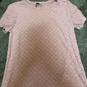 Rosa tröja  - Jätte jätte fin tröja med fin detalj 