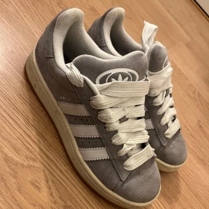  Adidas campus 00 grå - Skorna är inte använda speciellt mycket och är allmänt ganska fräscha. Hör av dig om du har nån fråga eller vill ha fler bilder på dom så löser jag de💕