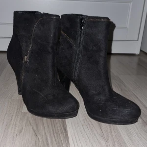 Svarta boots från Graceland - Snygga svarta boots från Graceland i fuskmocka med dragkedja på sidan. De har en elegant klack och spetsig tå, perfekt för en stilren look.