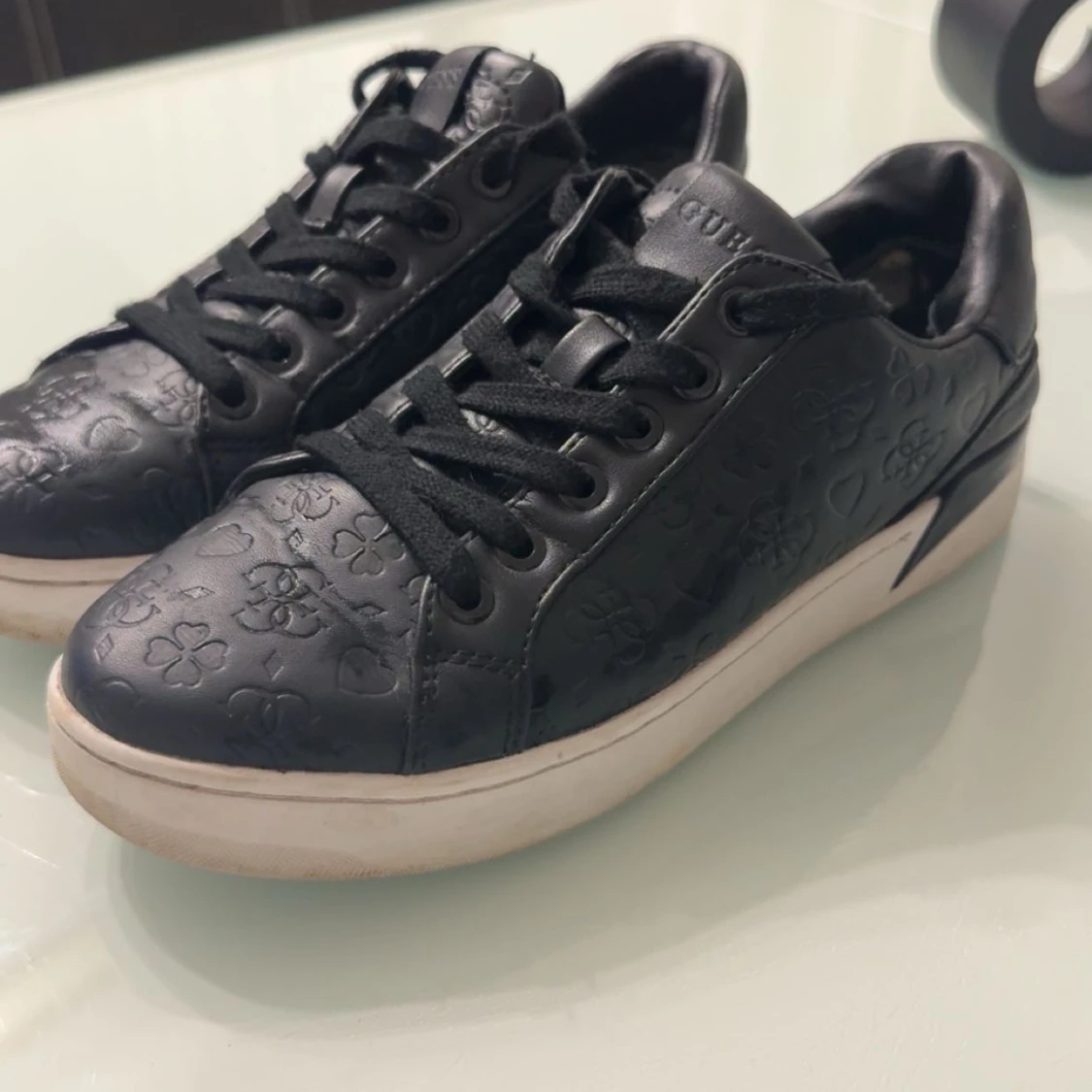 Svarta sneakers från Guess