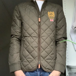 Olivgrön quiltad jacka från Morris - Säljer en snygg olivgrön quiltad jacka från Morris som passar perfekt till våren! Den är XS men passar S väldigt bra. Kvaliteten är 10/10! Tar gärna emot prisförslag😁Nypris ca 2200 kr