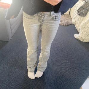 Grå jeans med bootcut - Snygga lågmidjade gråa jeans ifrån Gina tricot❣️Har inga defekter och säljs pågrund av att dem inte kommer till användning längre💞Nypris: 500 kr. Hör av er om ni har frågor❤️