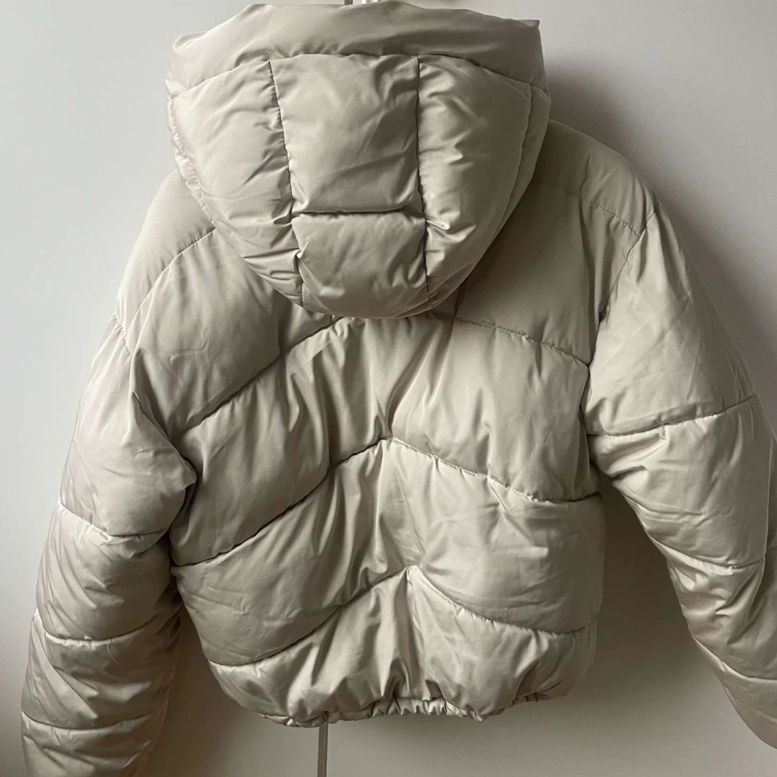 Beige pufferjacka från Pull&Bear - 1