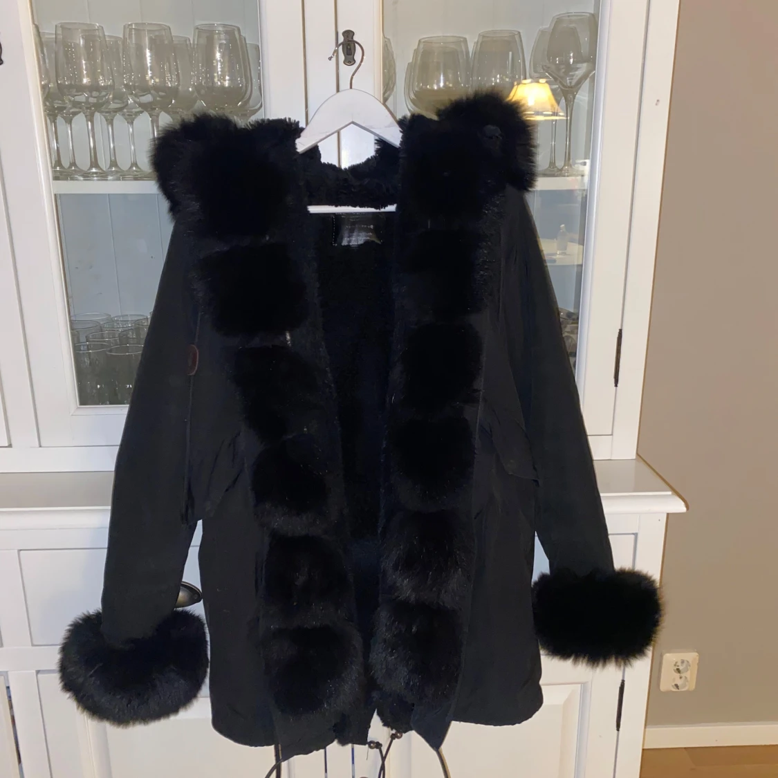 Svart parkajacka med pälsdetaljer - 1