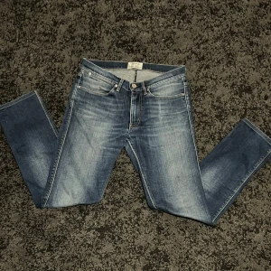 Acne Studios Jeans - Acne Studios jeans med en jävligt fet tvätt. Storlek 29/32, nypris 2500-3000 mitt pris 549. Kom gärna med frågor och priset är inte hugget i sten!
