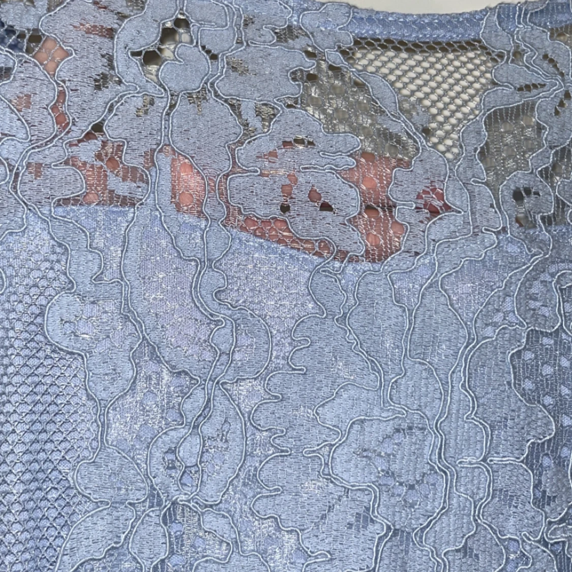 Ljusblå balklänning med spetsdetaljer - 4