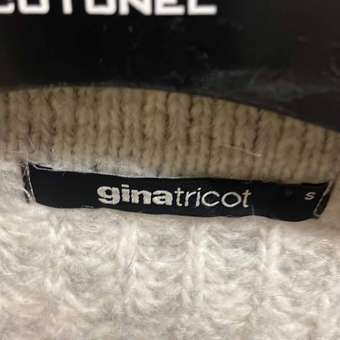 En grå tröja från Ginatricot  - 4